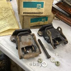 NOS Pair Chevrolet Motor Mounts 3990914 Chevelle Camaro Chevy II 64-69