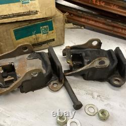 NOS Pair Chevrolet Motor Mounts 3990914 Chevelle Camaro Chevy II 64-69