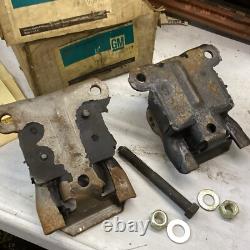 NOS Pair Chevrolet Motor Mounts 3990914 Chevelle Camaro Chevy II 64-69
